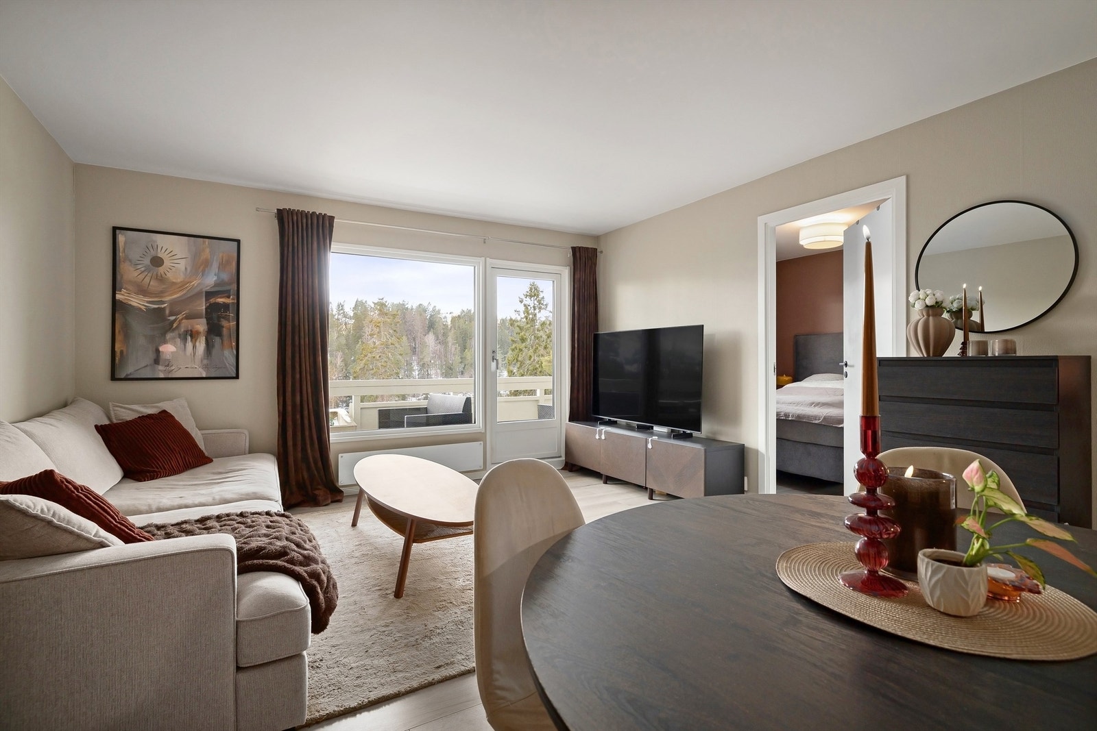 Stuen har store vindusflater som gir en god romfølelse, godt lysinnslipp og en avslappende atmosfære Galleribilde