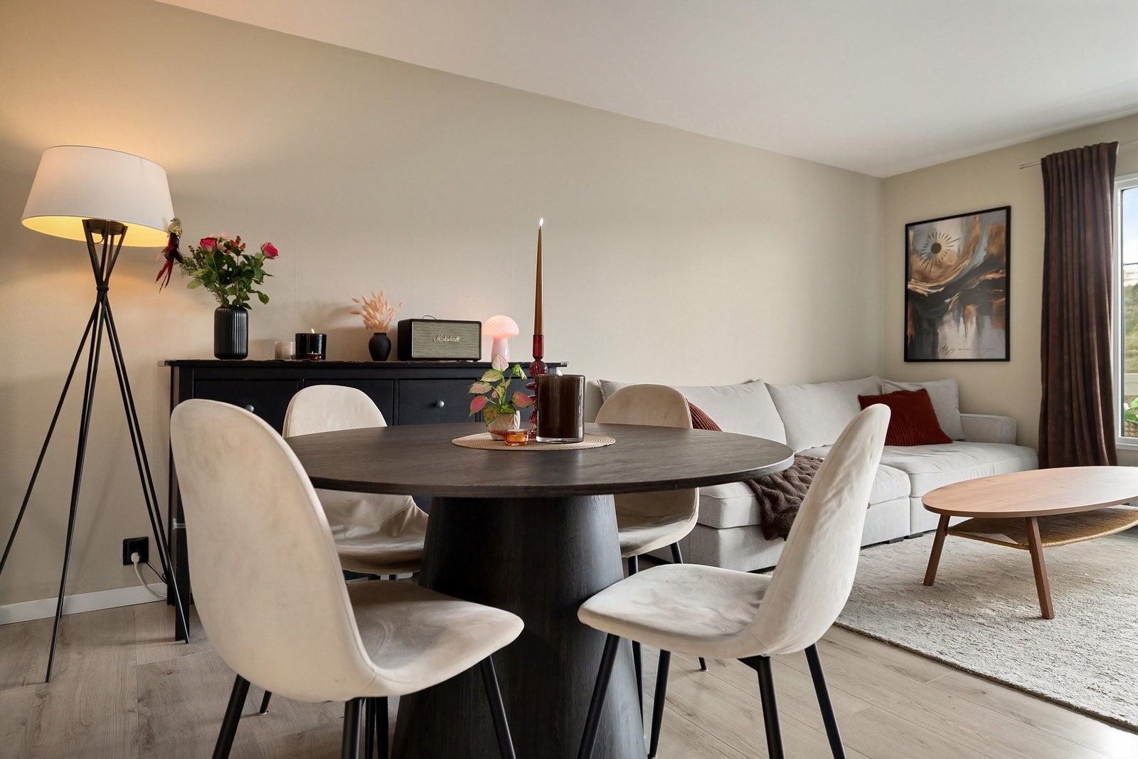 Her bor du i et stille og trafikkskjermet område på Skullerud med kort vei til alt fra butikker til offentlig kommunikasjon Galleribilde