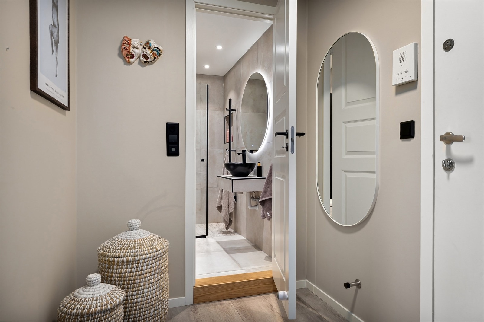 Fra entré er det adkomst til et moderne baderom med gjennomtenkte fargekombinasjoner Galleribilde