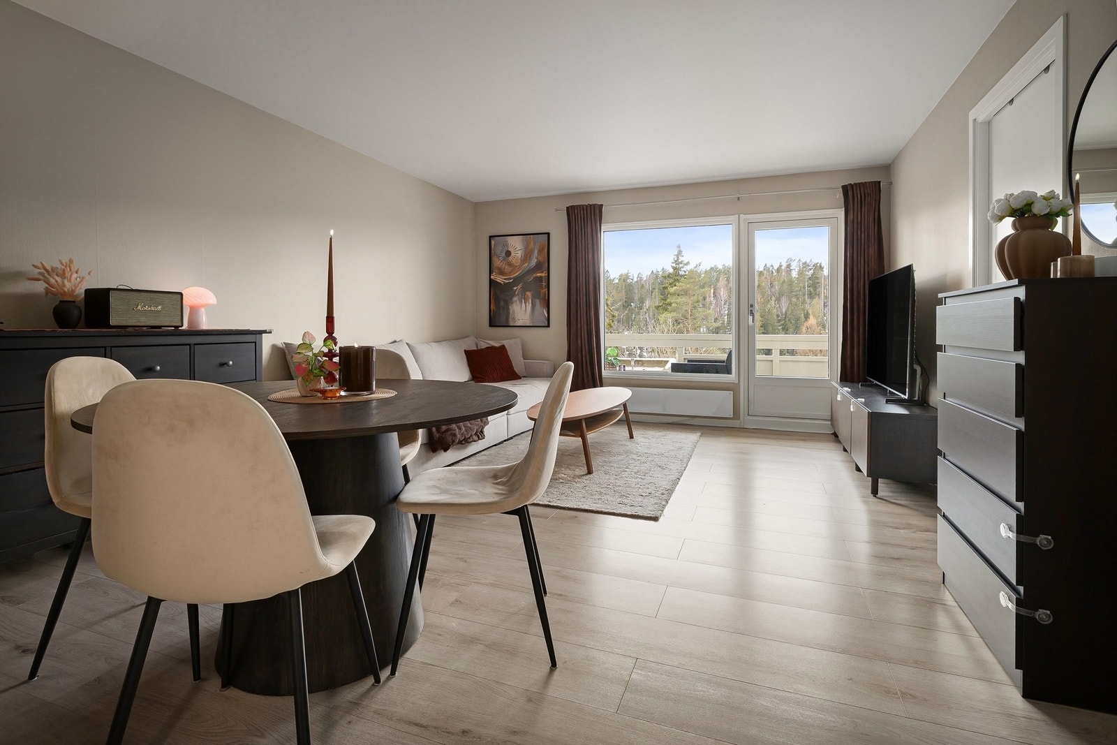 Dette er leiligheten for deg som jakter en leilighet du kan flytte rett inn i med god standard, beliggende i et veldrevet og familievennlig sameie! Galleribilde