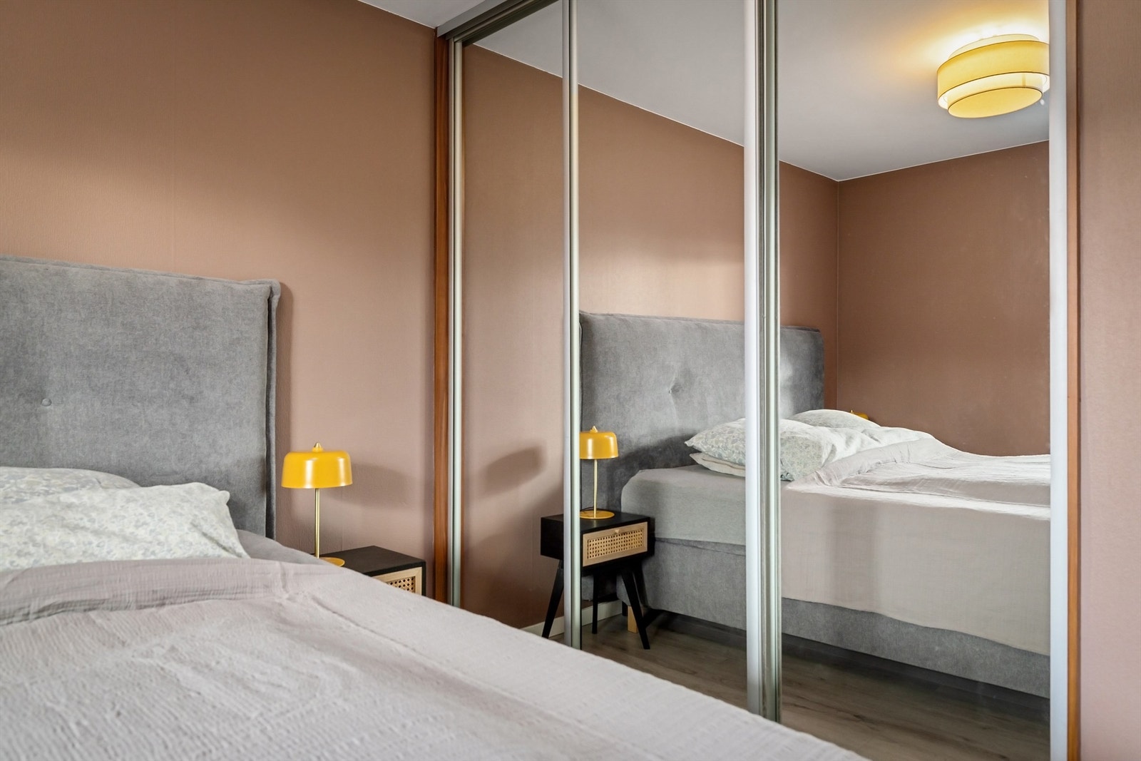 Integrert skyvedørsgarderobe med speildører gir god lagringskapasitet Galleribilde