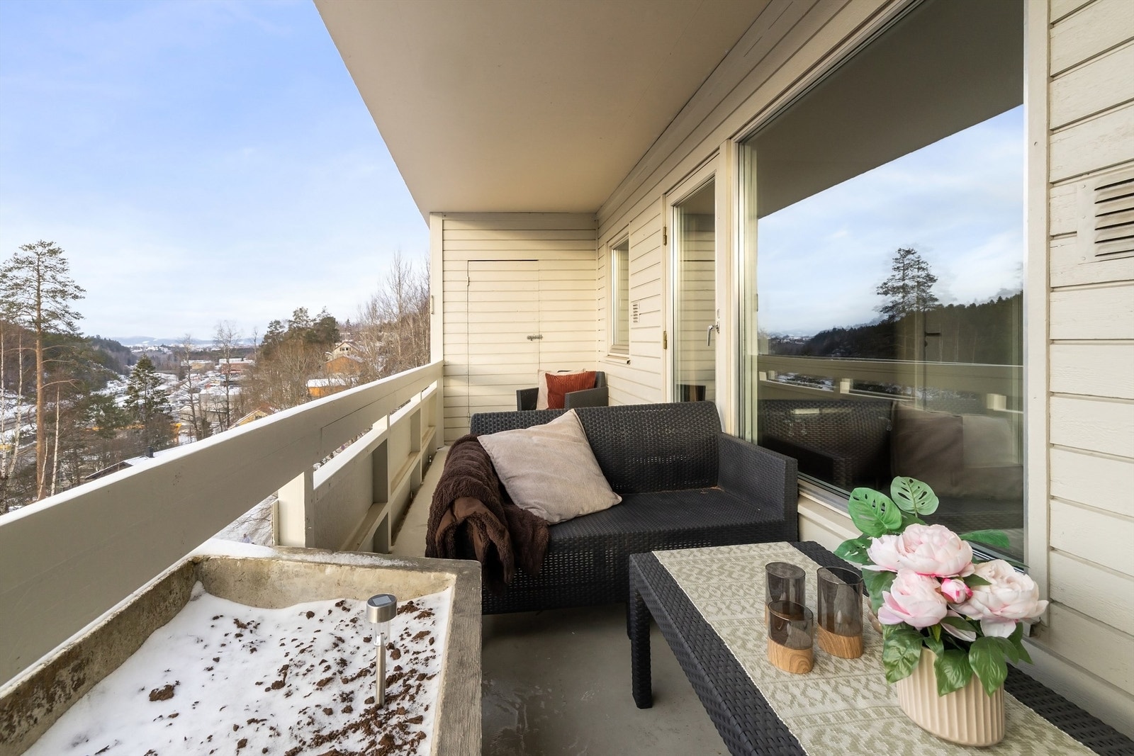 God plass til utemøblement som sittegruppe og grill - det er tillatt med el- og/eller gassgrill på balkongen Galleribilde