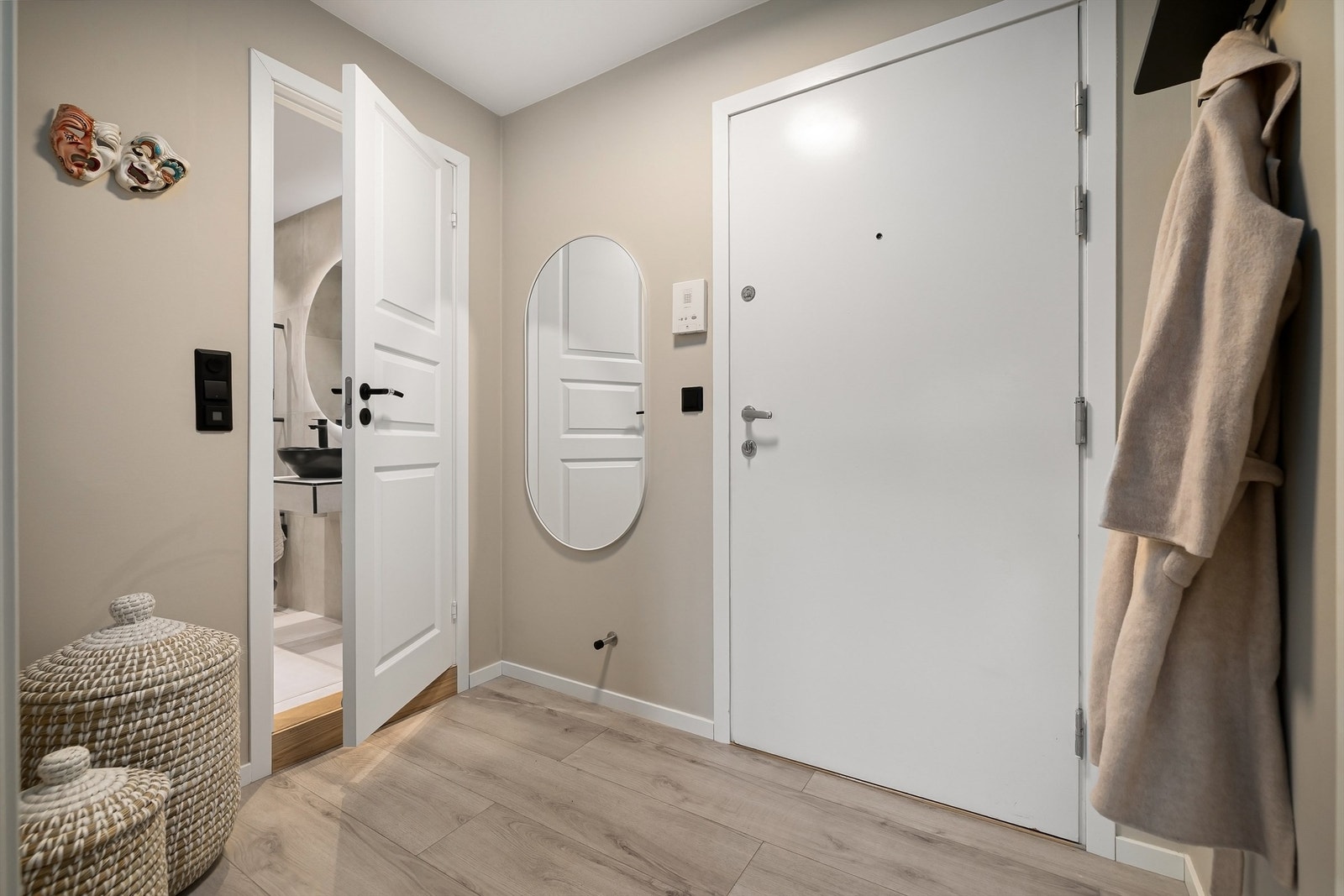 Lys og innbydende entré med god plass til jakker og sko Galleribilde