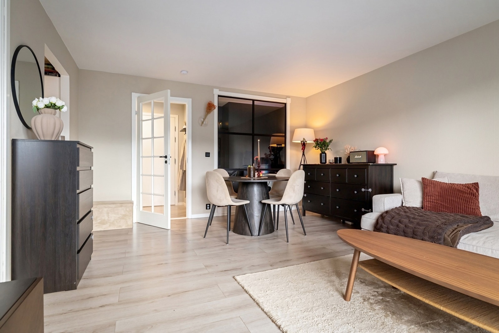 I stuen er det også nok rom til en spisestue - et hyggelig samlingssted for venner og familie i sosiale lag Galleribilde