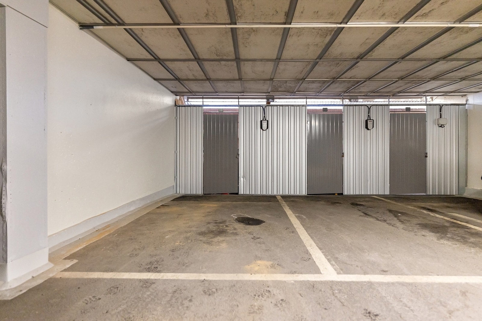 Med leiligheten følger en bruksrett til garasjeplass med elbillader og bod på ca. 3 kvm i bakkant av plassen Galleribilde