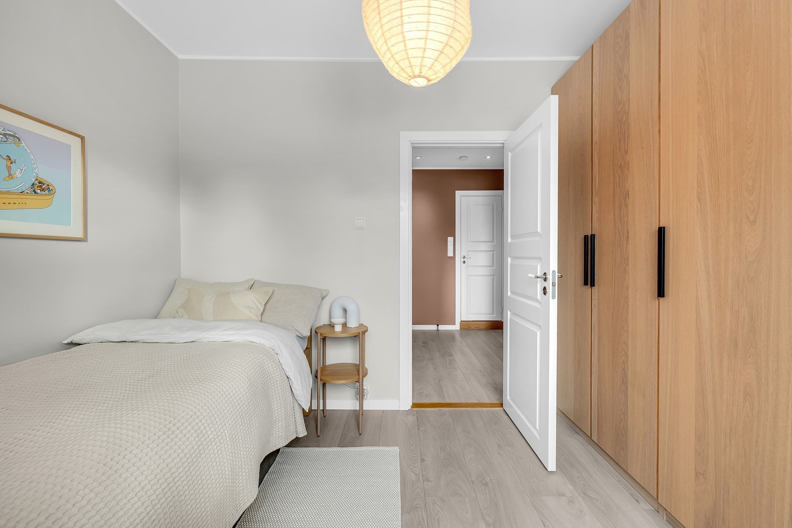 Garderobeskap for effektiv oppbevaring i rommet. Galleribilde