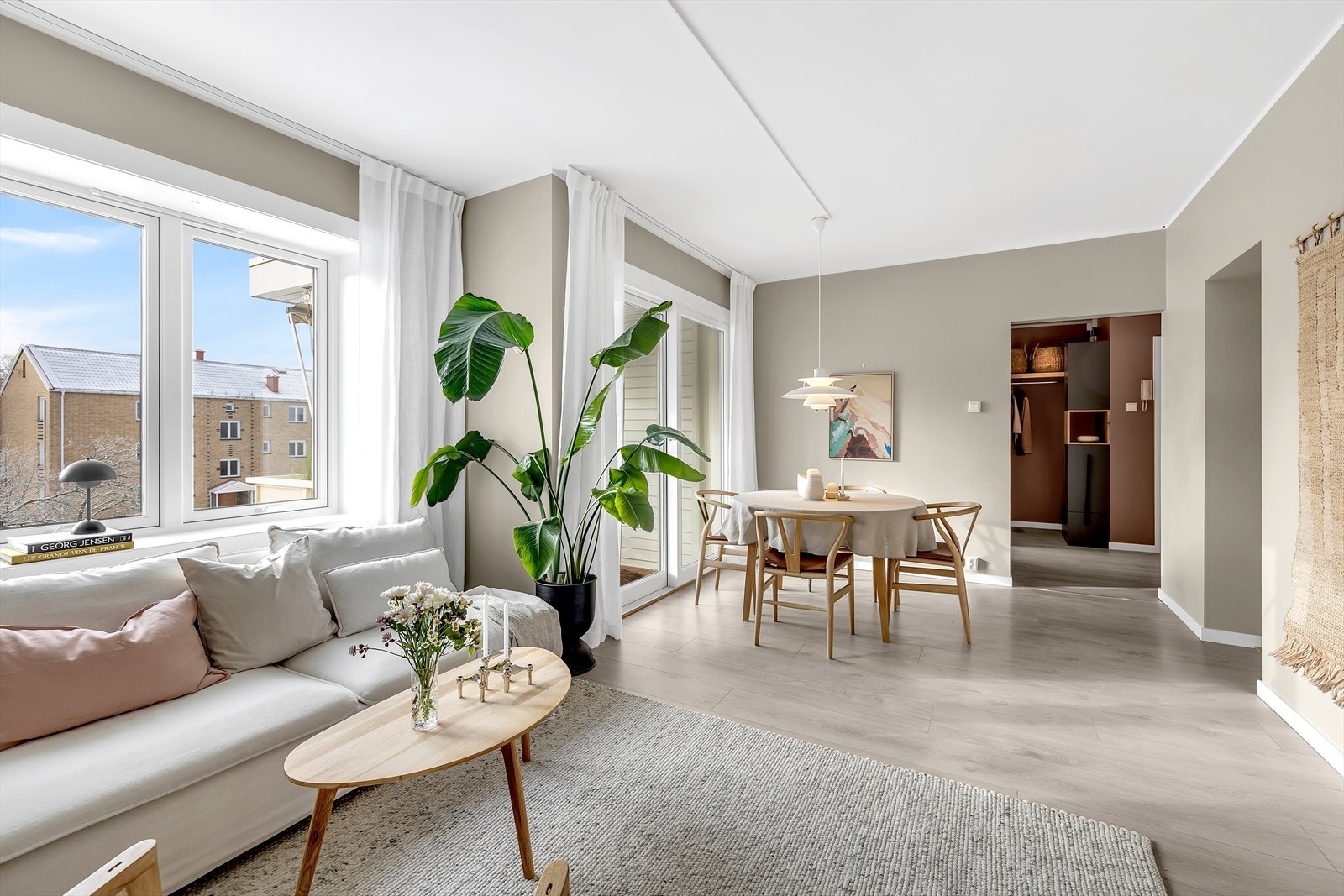 Romslig stue med mange møbleringsmuligheter. Galleribilde