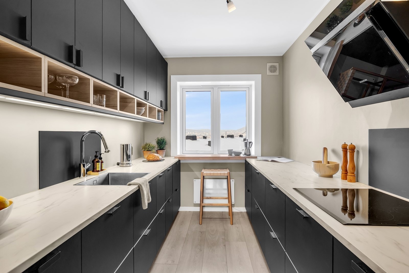 Induksjonstopp, stekeovn, oppvaskmaskin, mikrobølgeovn og kjøl/frys er integrert i innredningen. Automatisk vannstopper er montert. Komfyrvakt. Galleribilde