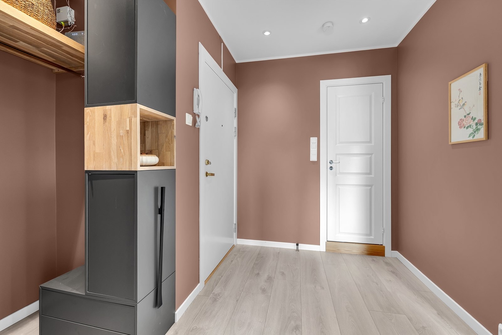 Laminatgulv og malte veggflater gir entréen et moderne preg. Galleribilde