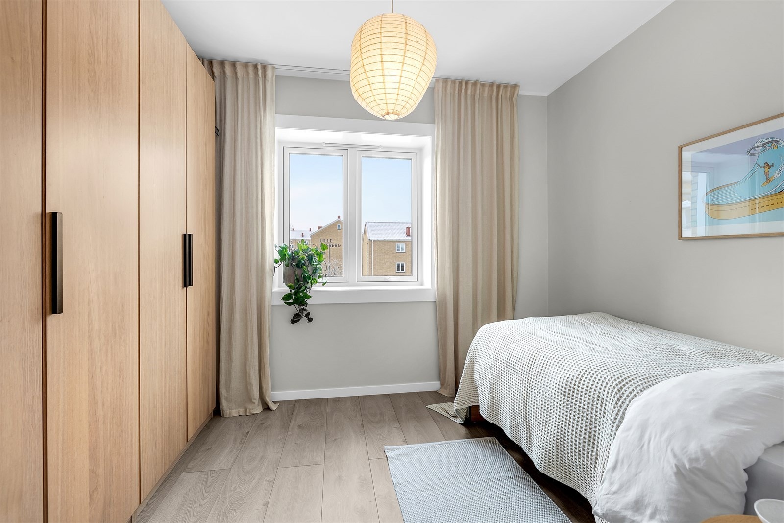 Soverom 2 har store vinduer som gir utsikt mot nærområdet og slipper inn naturlig lys. Galleribilde