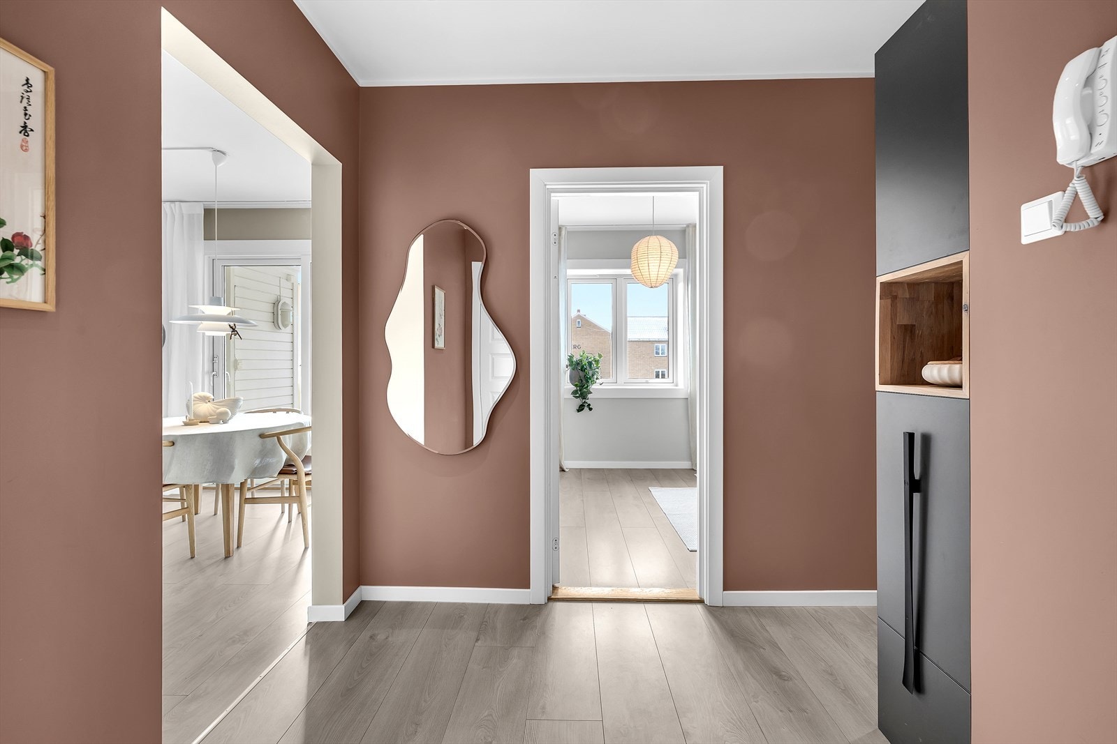 Direkte tilgang til stue og soverom fra entréen. Galleribilde