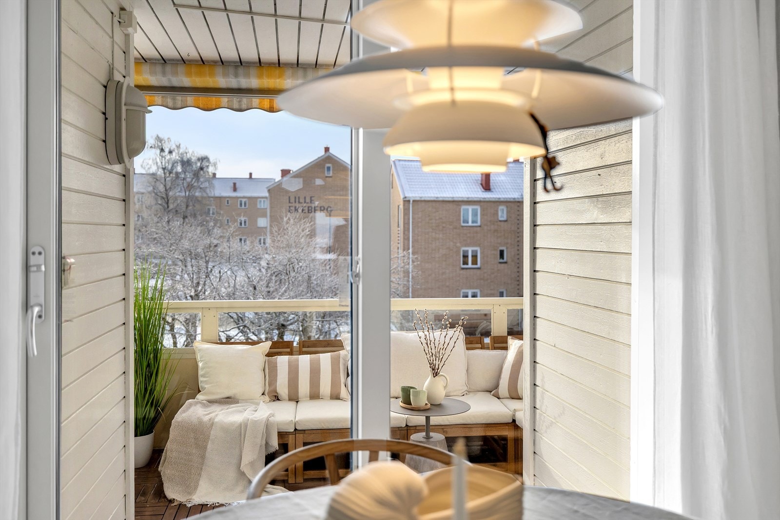 Fra stue ut mot balkong. Galleribilde