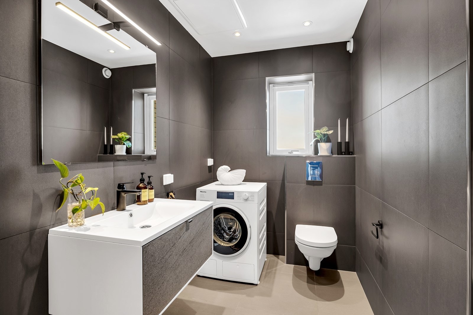 Vegghengt toalett og vaskemaskin gir effektiv utnyttelse av rommet. Galleribilde