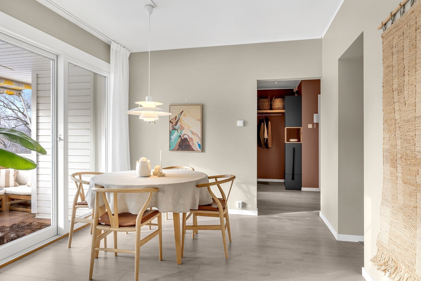 Spiseplassen har enkel adkomst fra stuen og nærhet til kjøkkenet. Galleribilde