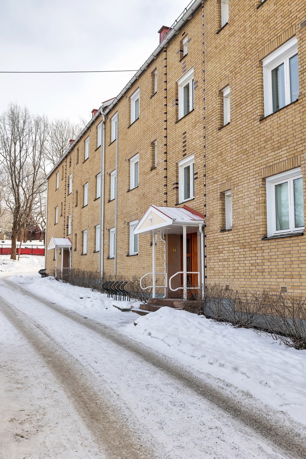 Bygningen har teglkonstruksjon med nyere innsetting av vinduer og balkongdør fra 2018. Galleribilde