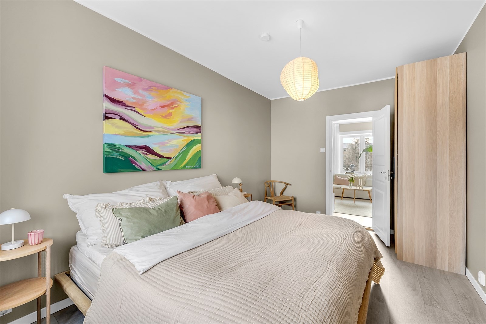 Glatte, malte veggflater gir et stilrent uttrykk i rommet. Galleribilde