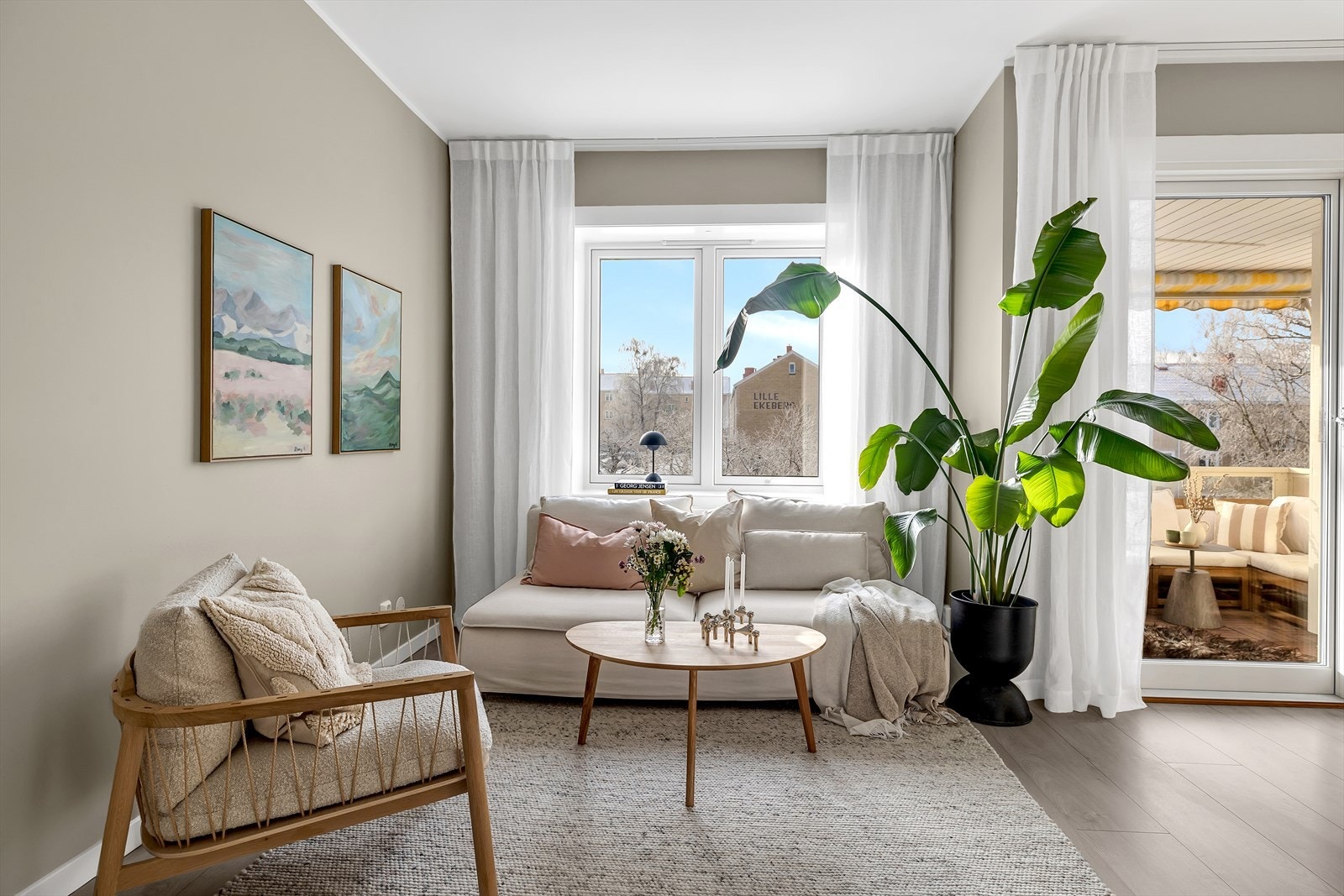 Store vindusflater gir rikelig med naturlig lys. Galleribilde