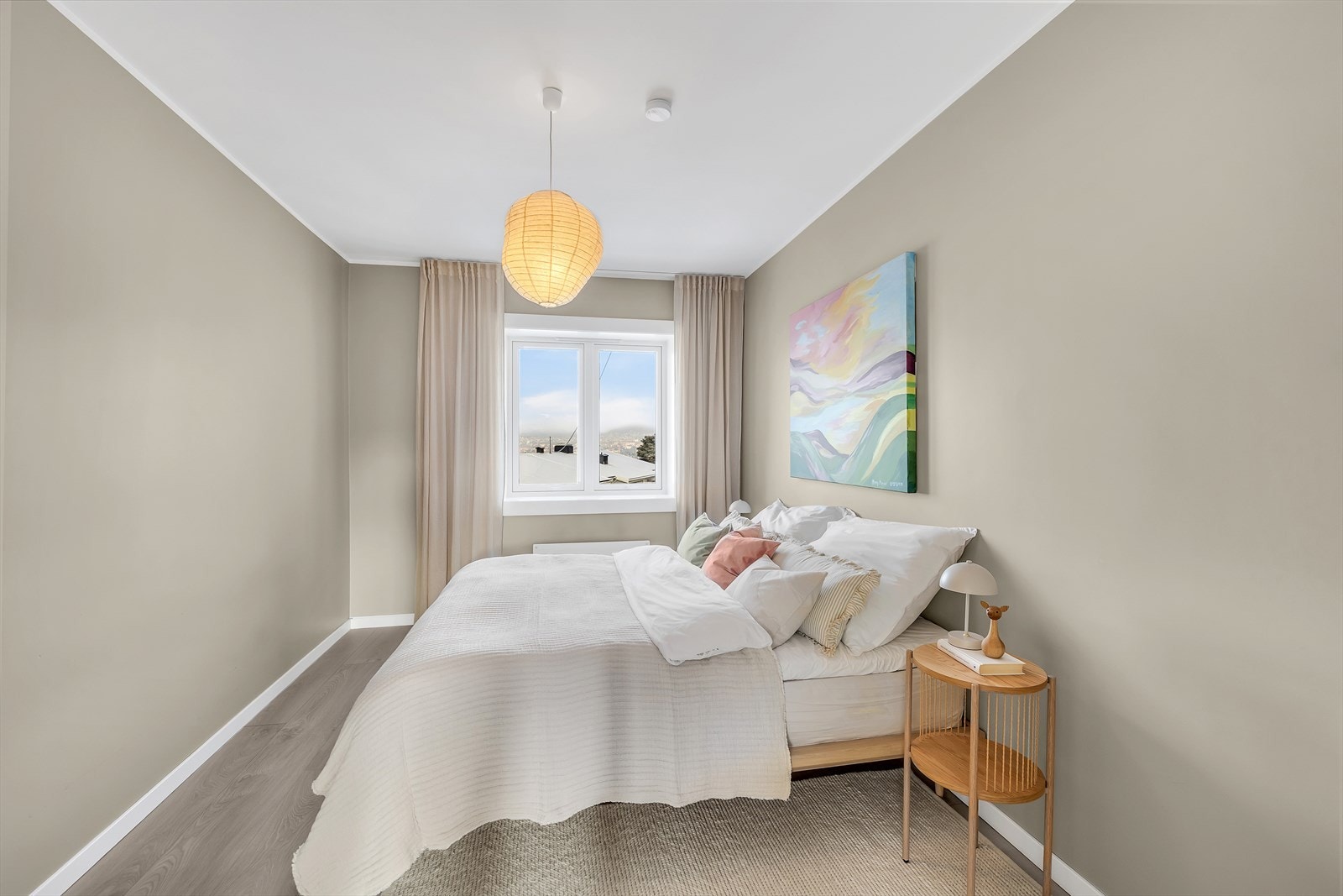 Leiligheten har to store soverom med gode møbleringsmuligeter. Galleribilde