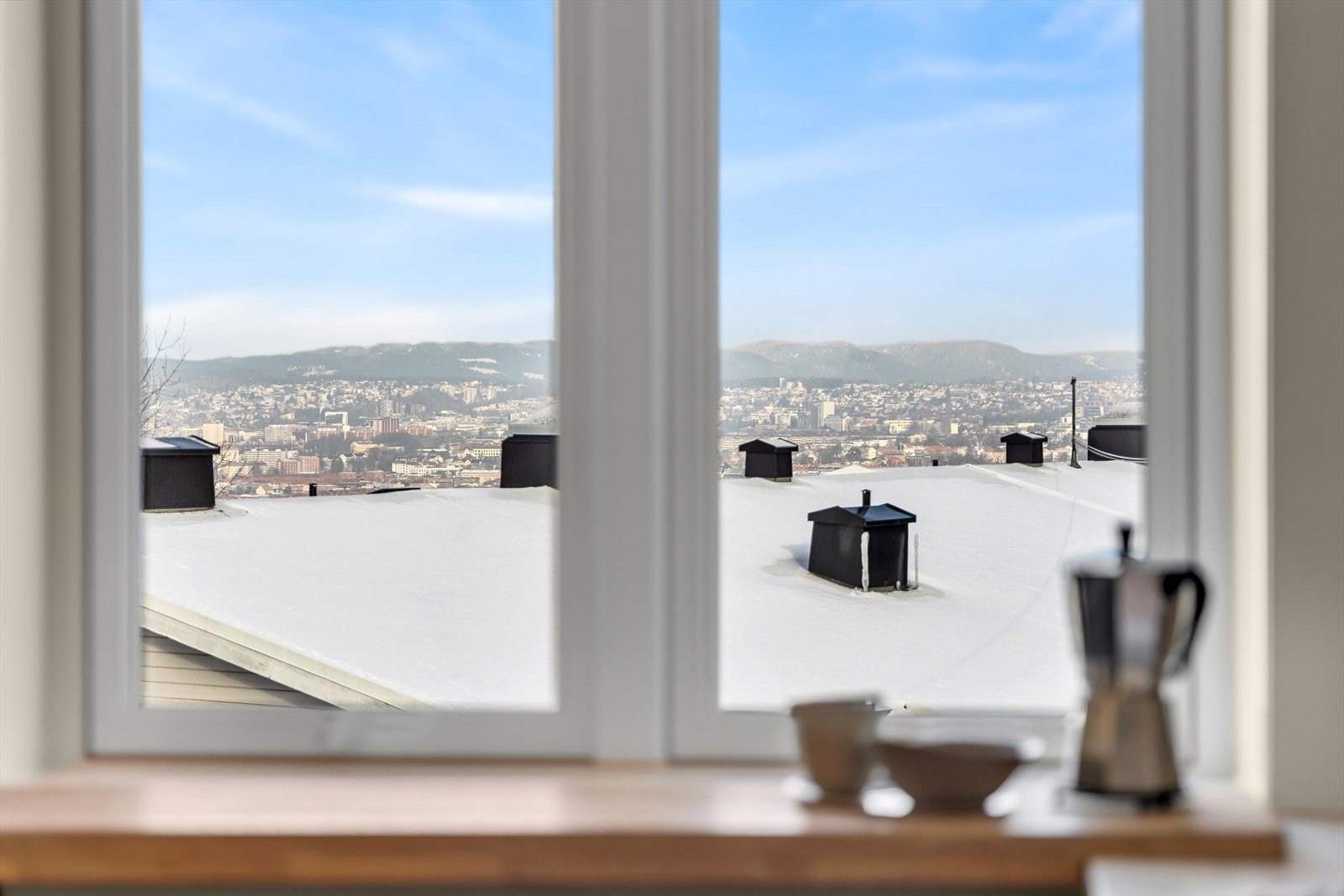 Utsikt fra kjøkken mot nærliggende bygninger gir et åpent preg. Galleribilde