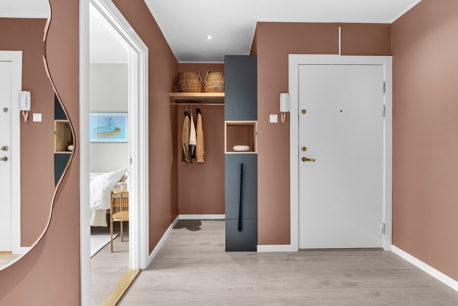 Plass til oppbevaring i entréen med åpen garderobeløsning og hyller. Galleribilde