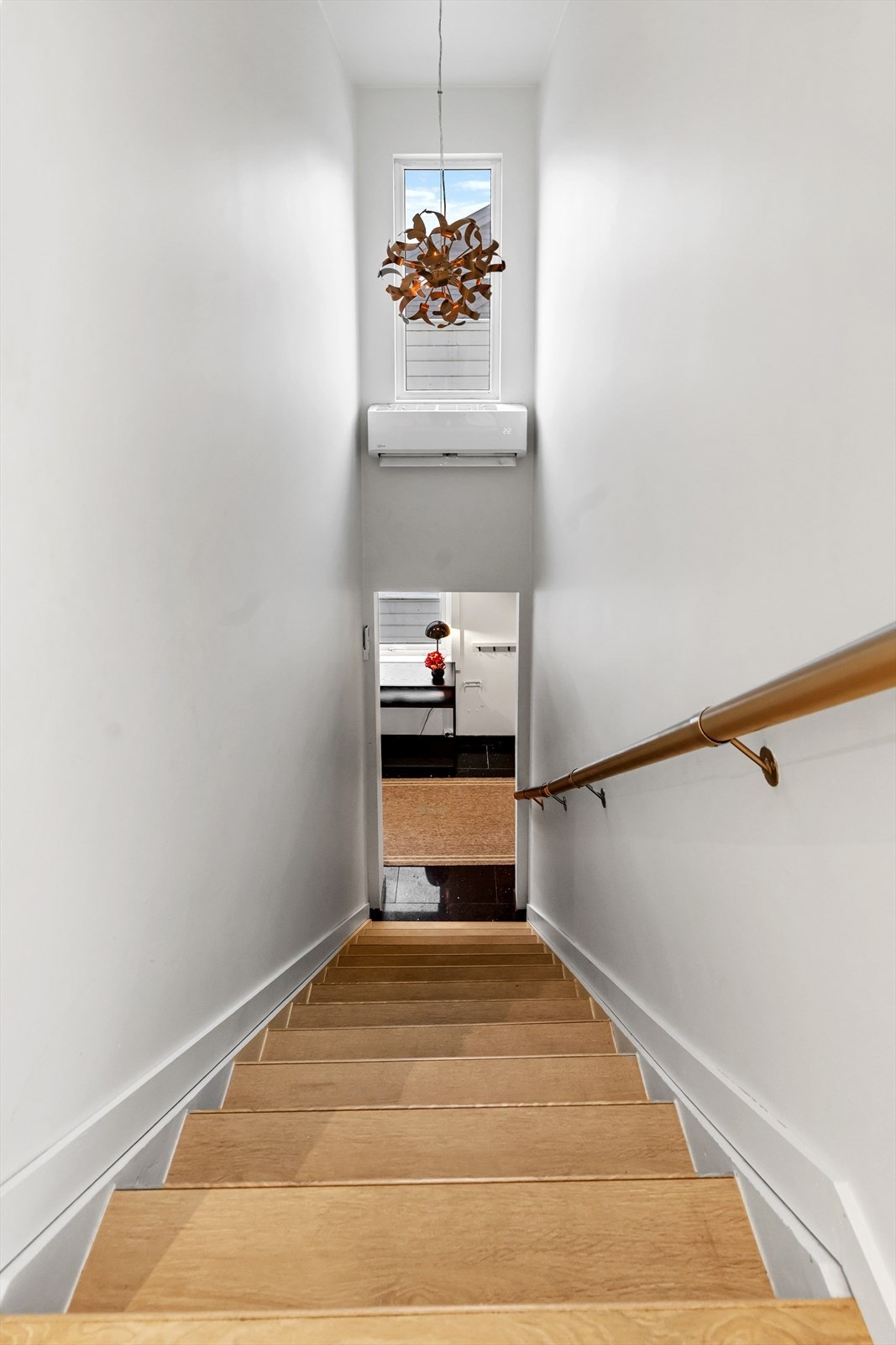 Trappeoppgang med varmepumpe. Galleribilde