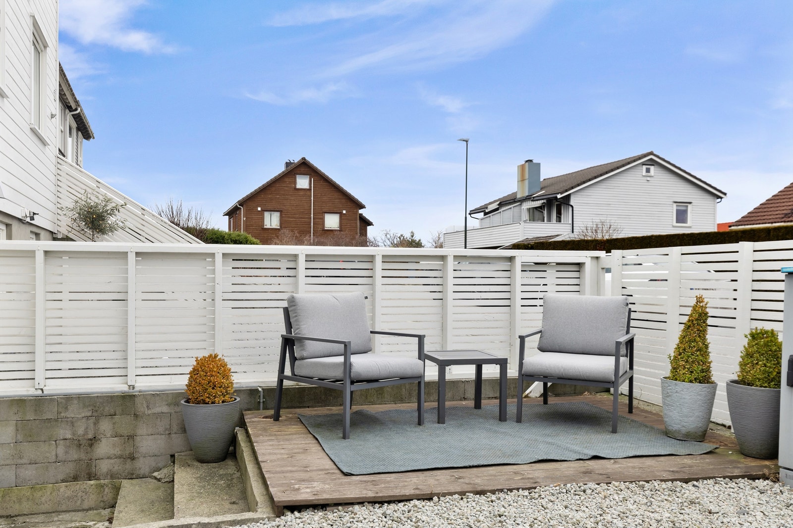 Eiendommen har flere uteplasser som gir fleksibilitet gjennom dagen. Galleribilde