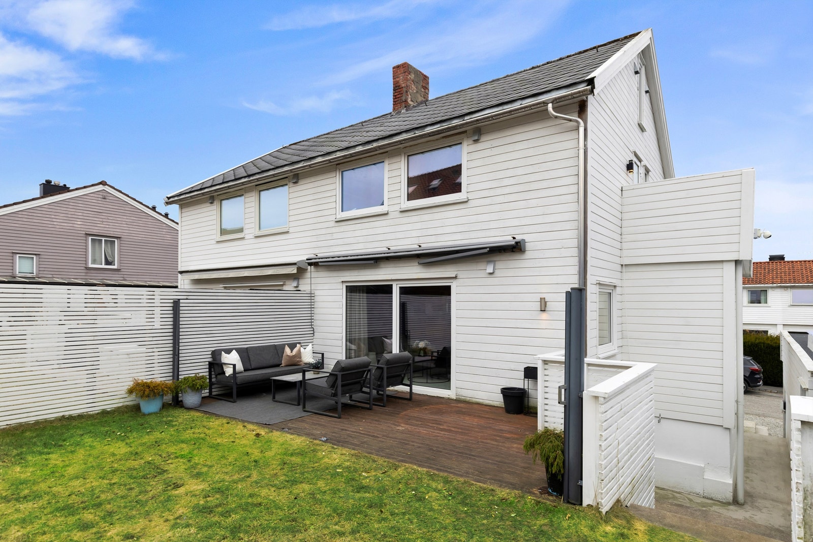 Boligen har en klassisk fasade med liggende bordkledning. Galleribilde