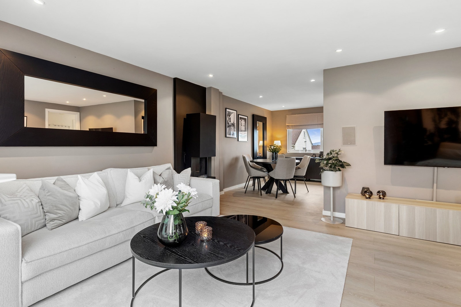 Den sosiale sonen strekker seg fra stuen og over mot spiseplassen. Galleribilde