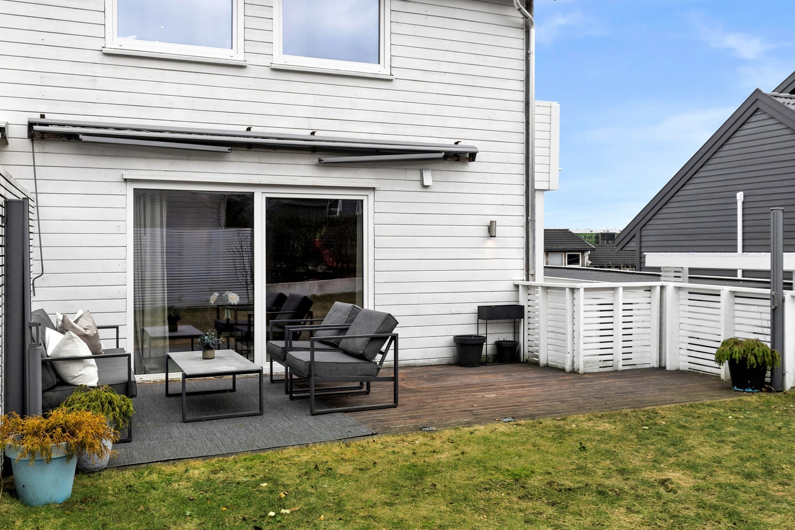 Fra stuen er det utgang til terrasse og en privat hage. Galleribilde