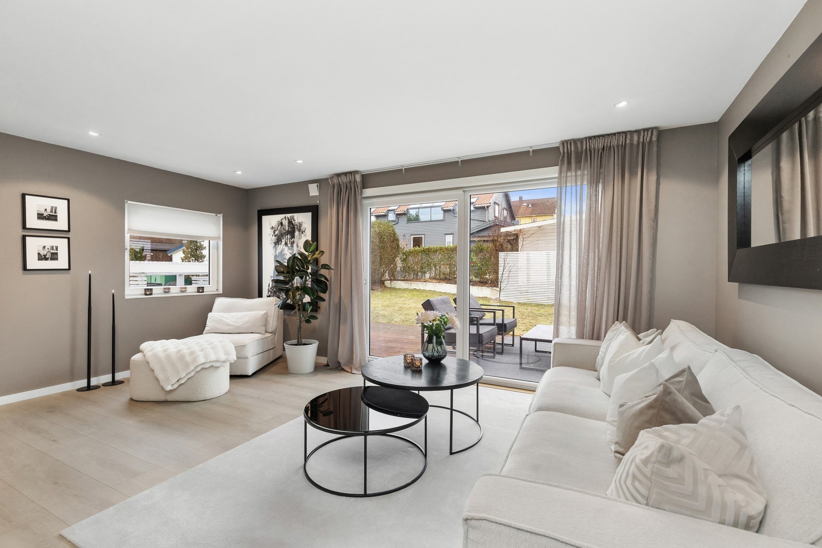 En stor skyvedør åpner opp mot terrassen og hagen, og visker ut skillet mellom inne og ute. Galleribilde