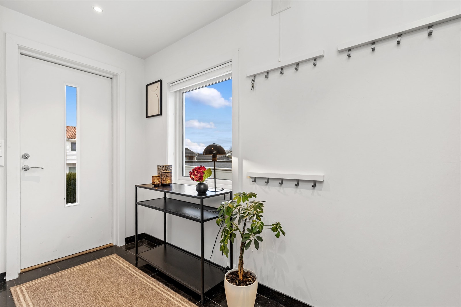 Store vindusflater i entreen sørger for rikelig med naturlig lys. Galleribilde