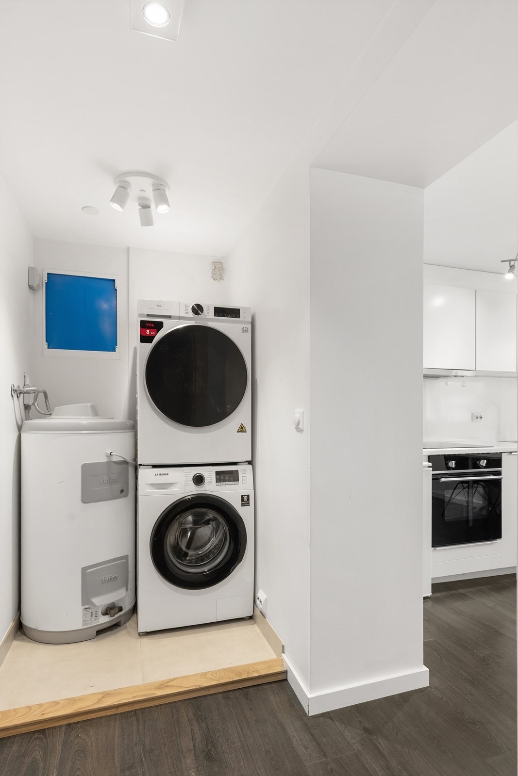 En praktisk vaskeromsnisje med opplegg for vaskemaskin finnes også i kjellerenheten. (ikke godkjent boenhet og for varig opphold). Galleribilde