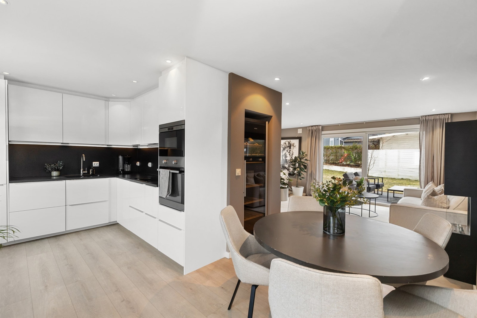 Kjøkkenet er en integrert del av oppholdsrommet, noe som gjør det enkelt å være sosial under matlagingen. Galleribilde