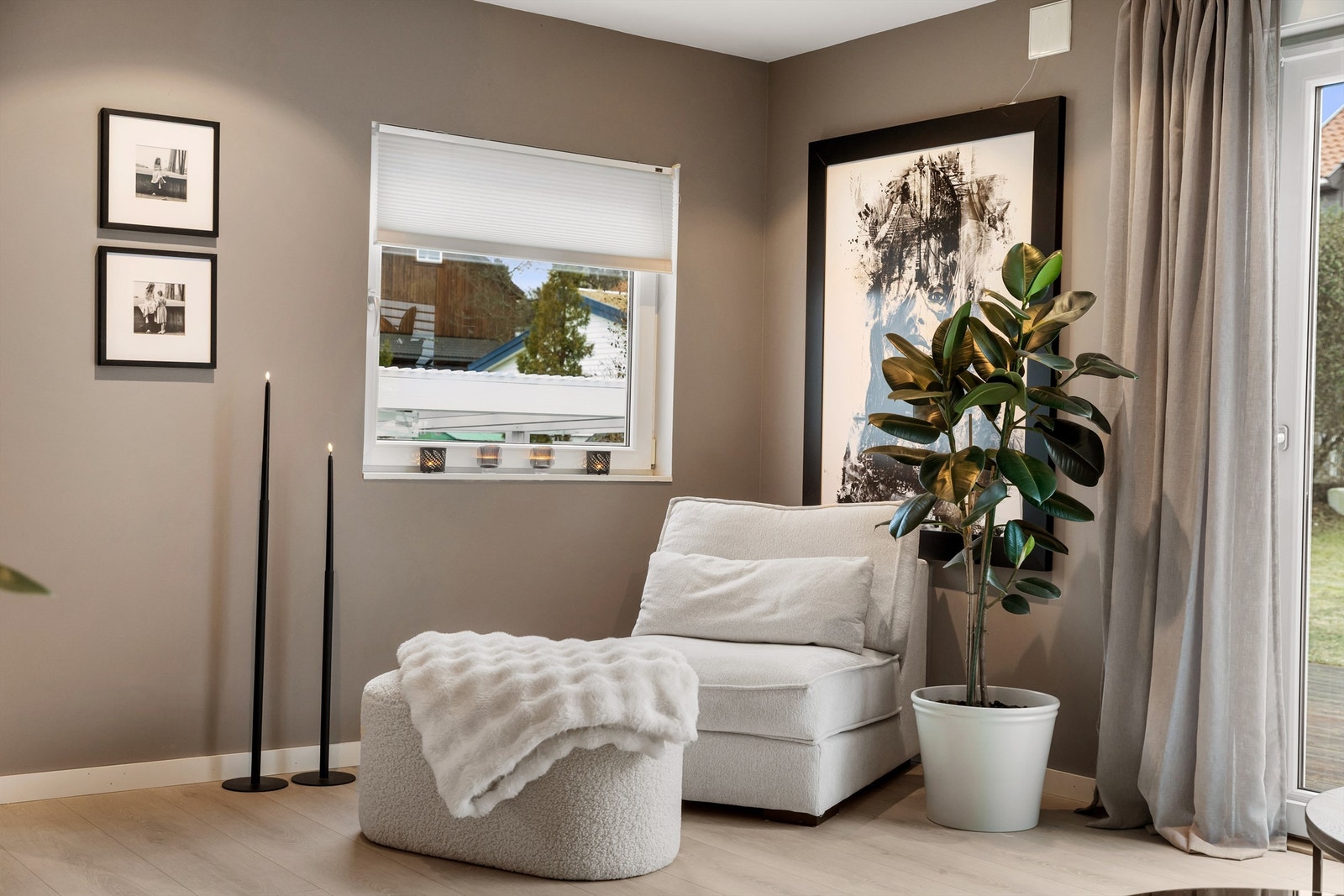 En hyggelig lesekrok ved vinduet gir en ekstra, rolig sone i stuen. Galleribilde