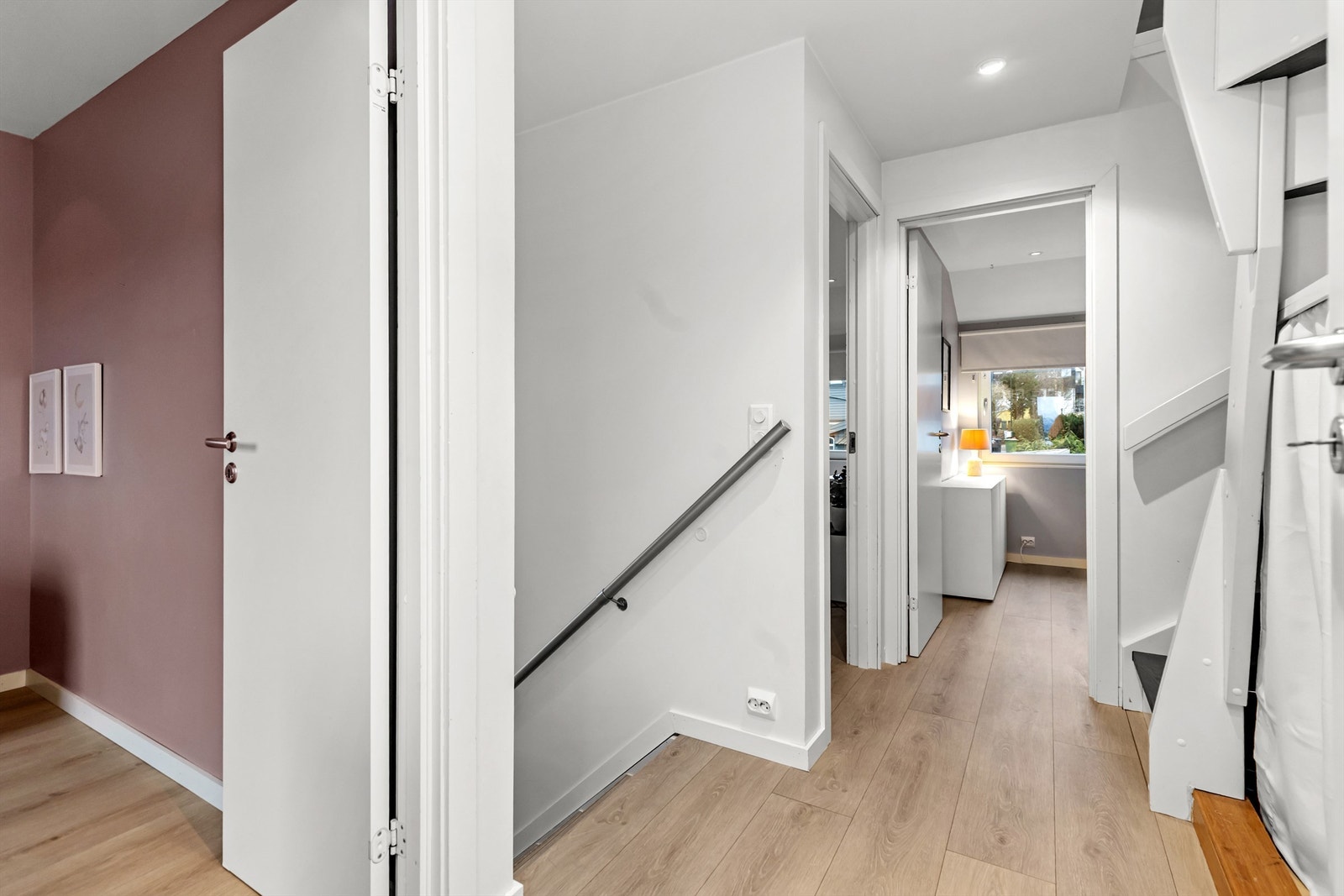 I andre etasje finner du en gang som binder sammen tre soverom og bad. Galleribilde