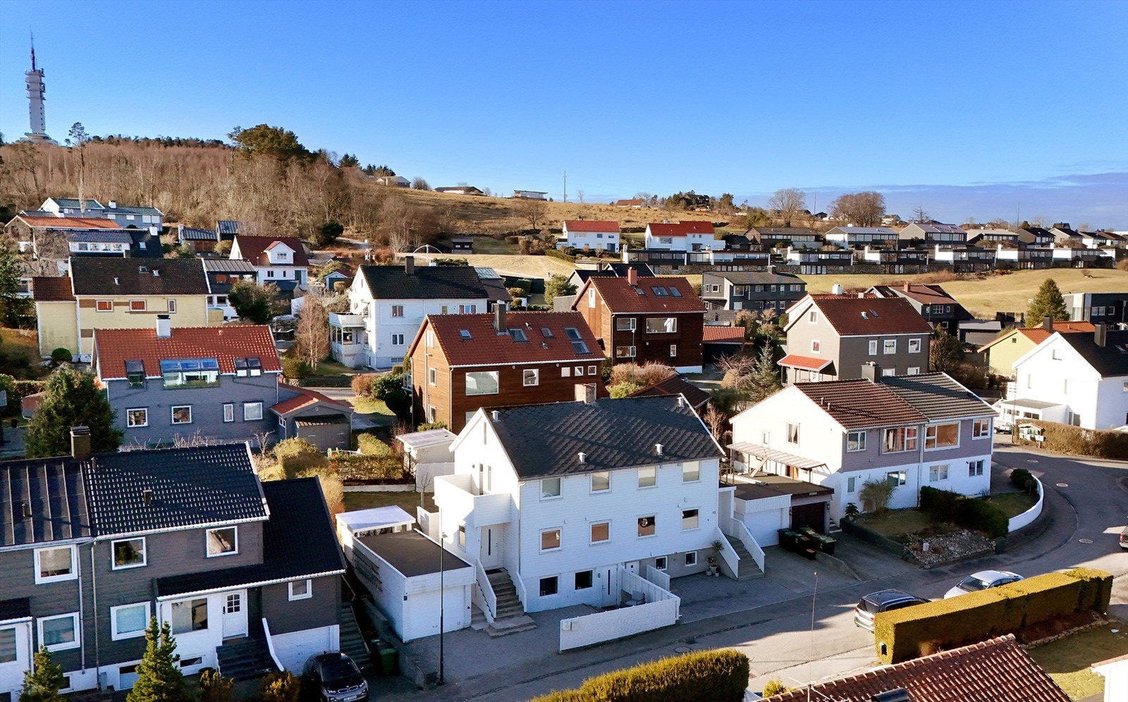 Boligen ligger i et etablert og rolig boligområde. Galleribilde