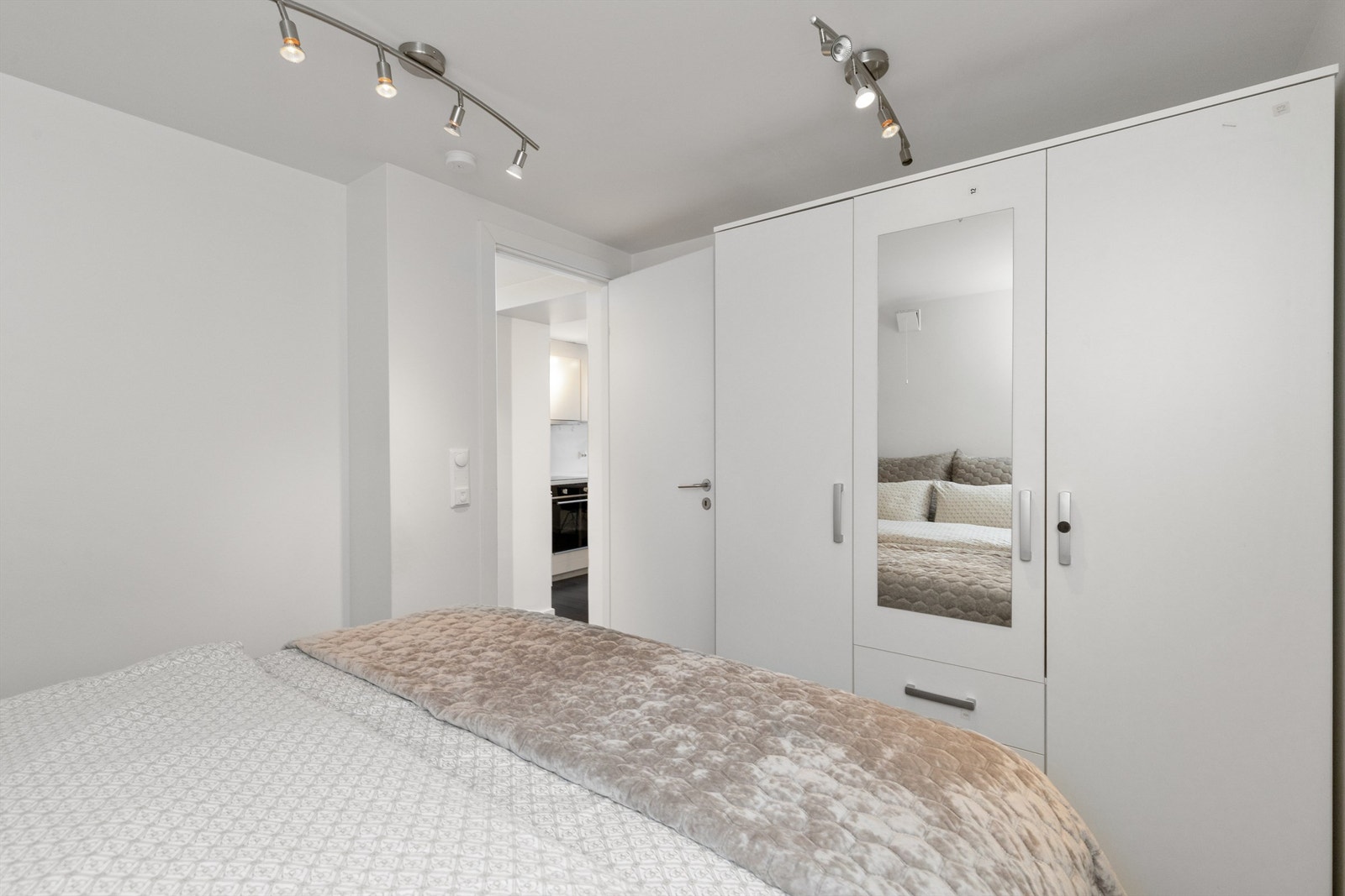 Rommet har plass til seng og garderobeskap. (ikke godkjent boenhet og for varig opphold). Galleribilde