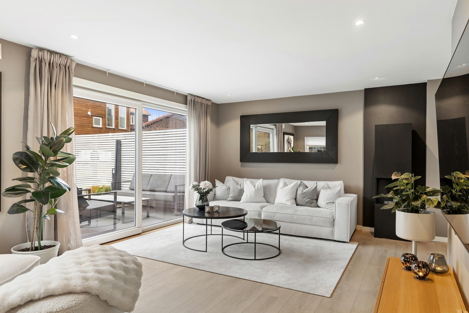 Store vindusflater slipper inn rikelig med naturlig dagslys. Galleribilde