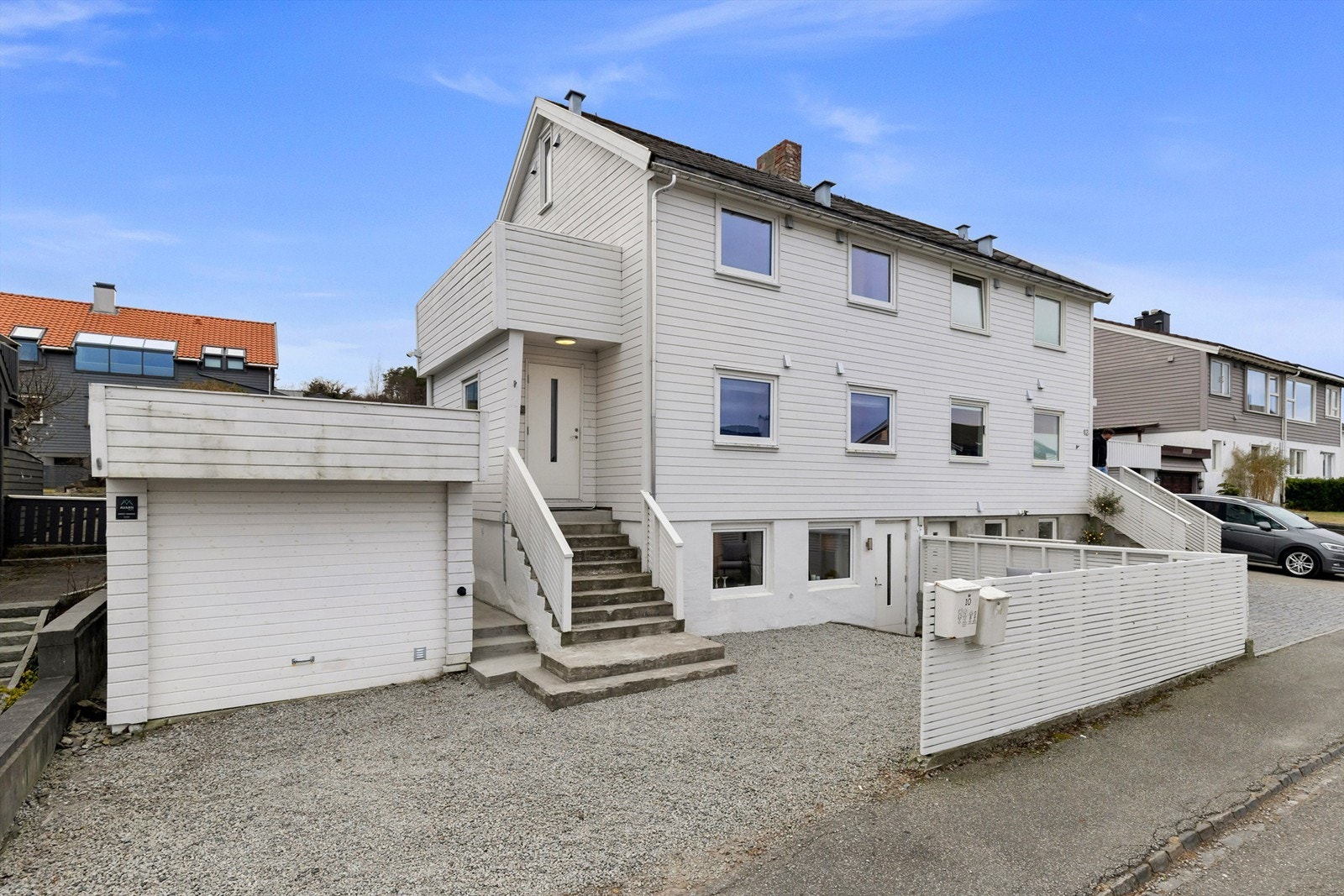 Eiendommen har en frittstående garasje fra 2021. Galleribilde