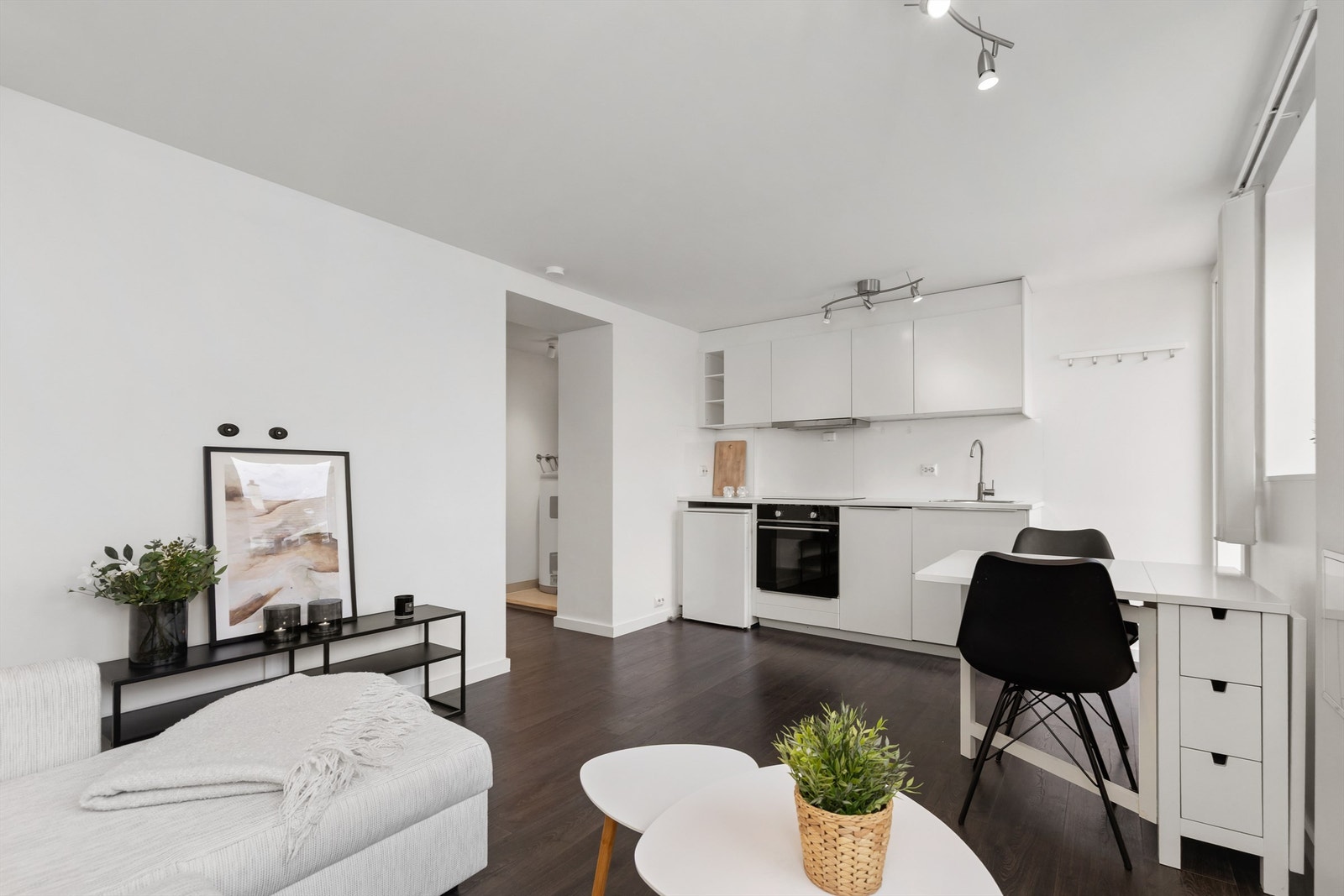 Kjelleretasjen er innredet som en separat boenhet med egen inngang. (ikke godkjent boenhet og for varig opphold). Galleribilde