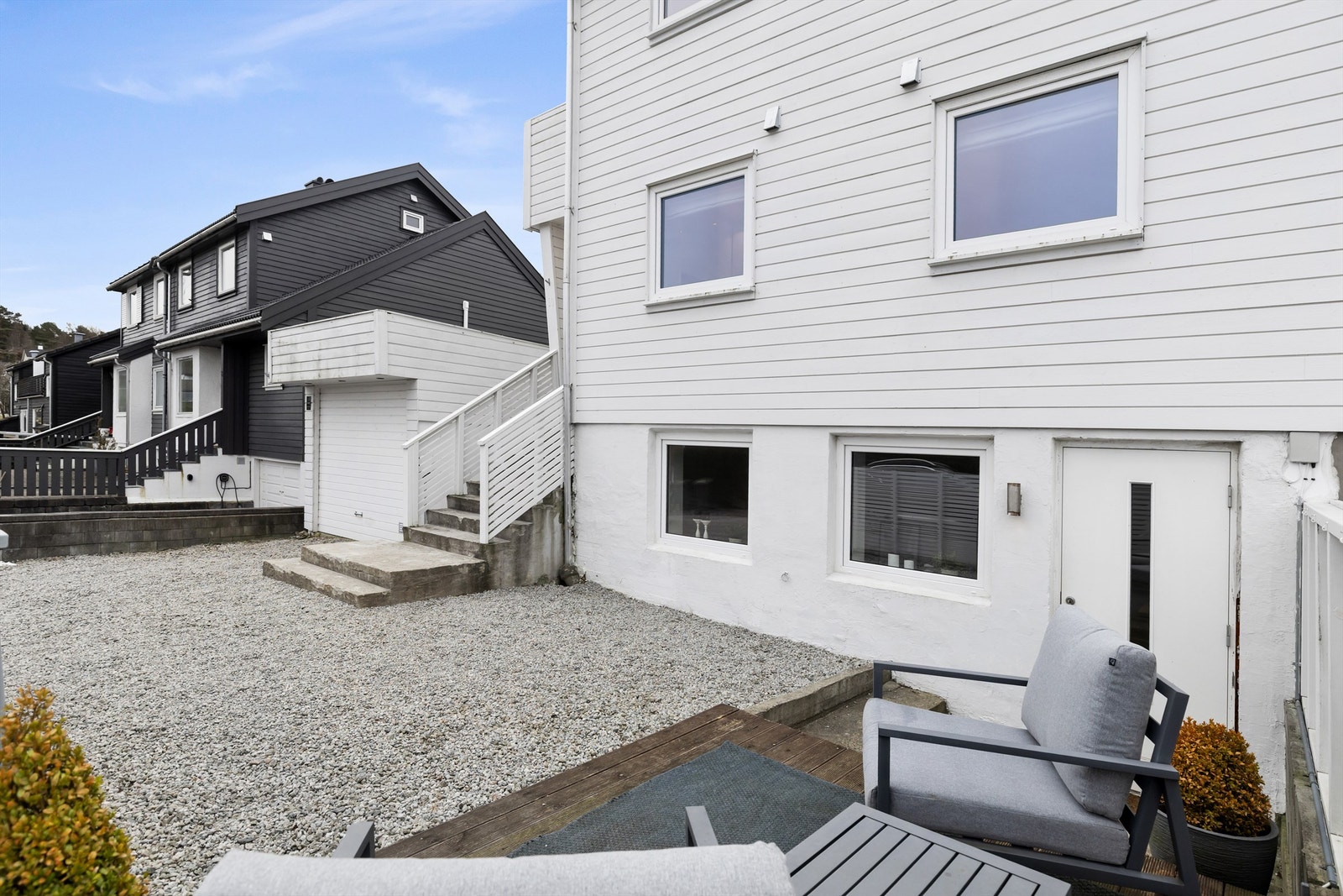 Uteområdet på fremsiden av boligen. Galleribilde