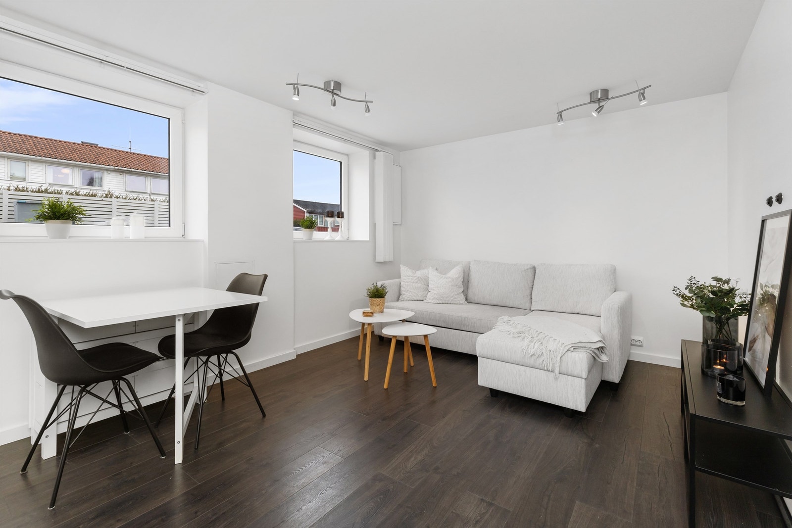 Stuedelen er lys og enkel å møblere. (ikke godkjent boenhet og for varig opphold). Galleribilde