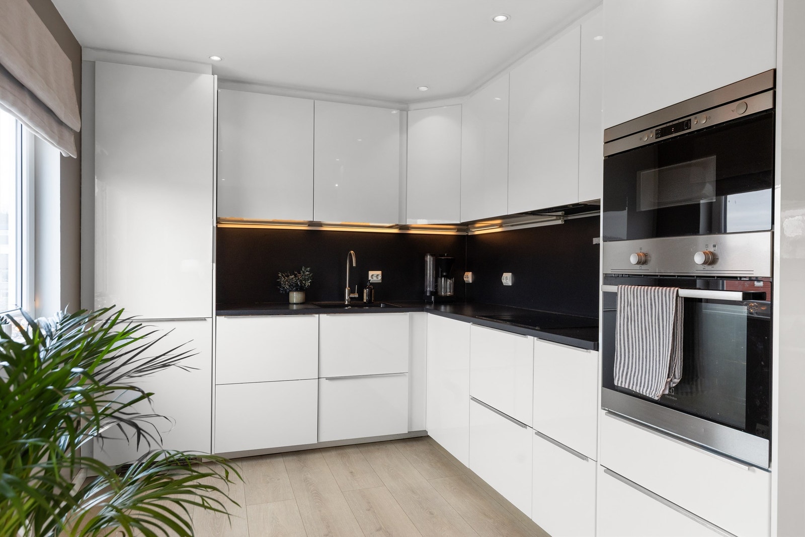 Kjøkkenet er utstyrt med integrerte hvitevarer som platetopp, stekeovn, mikro, kjøleskap og oppvaskmaskin. Galleribilde