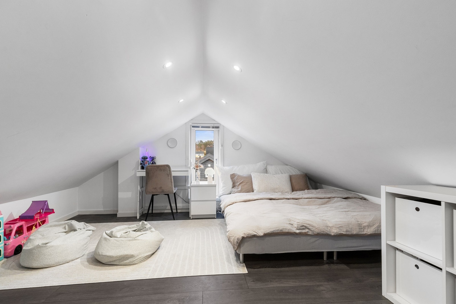 Loftsrommet har et gulvareal på 22 m² med skråtak. (ikke godkjent rom for varig opphold). Galleribilde