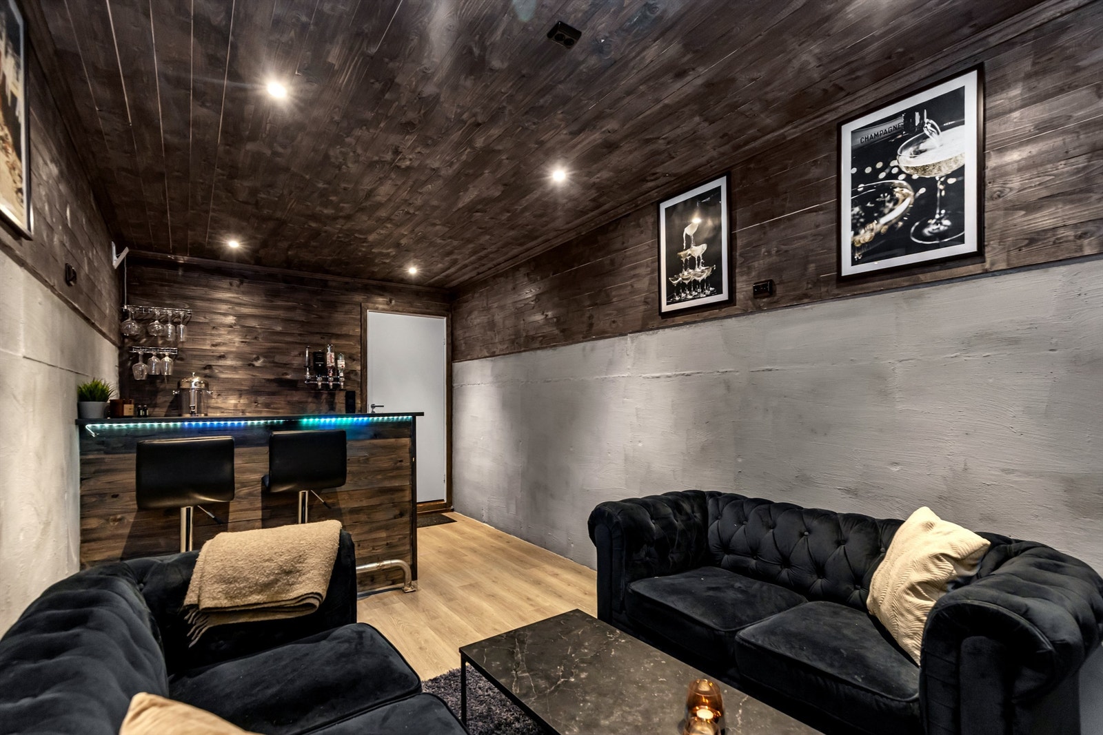 Garasjen fra 2021 er innredet som et sosialt rom med bar og lounge (mancave). (ikke godkjent rom for varig opphold). Galleribilde