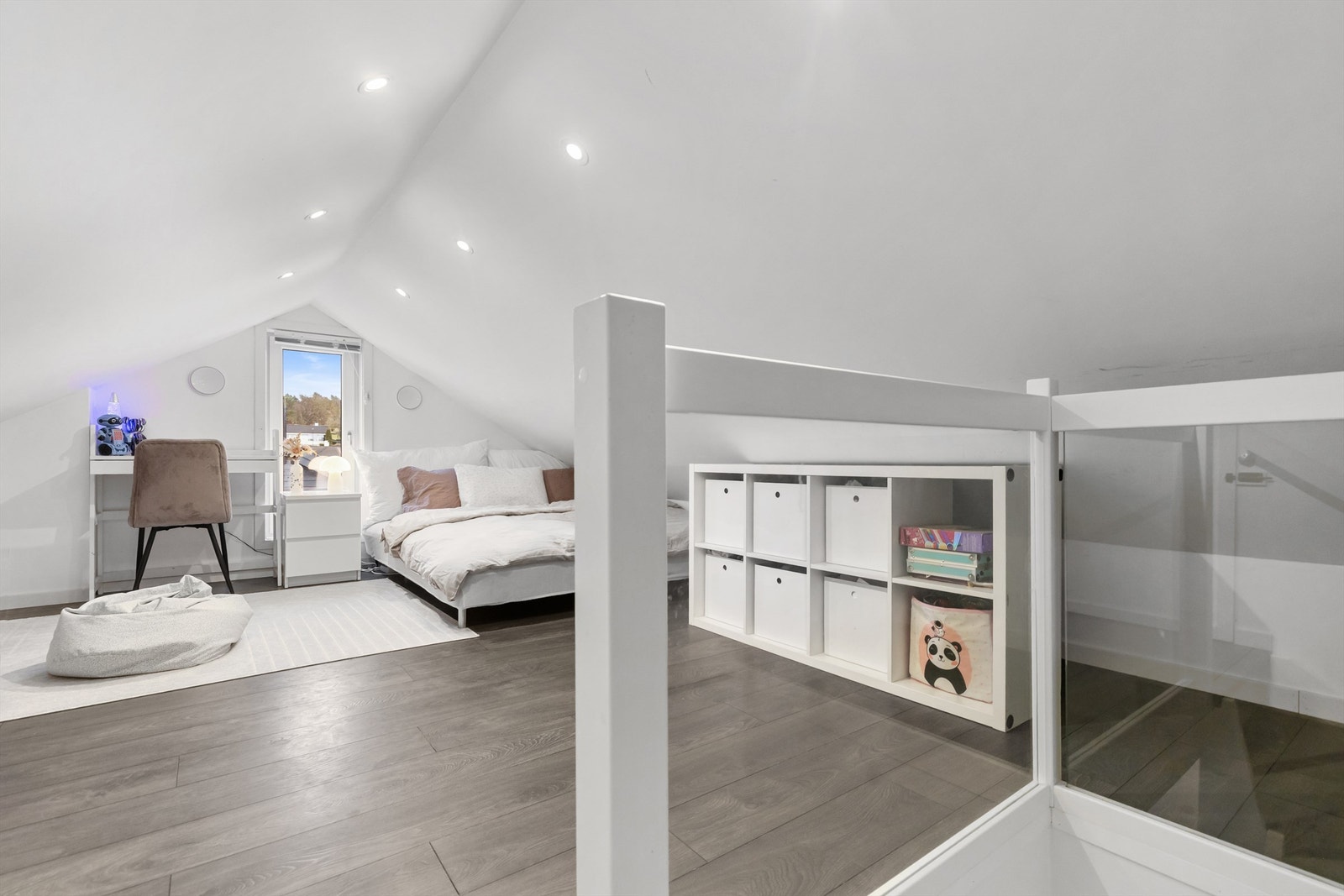 Loftet er innredet som et disponibelt rom, ideelt som TV-stue eller lekerom. (ikke godkjent rom for varig opphold). Galleribilde