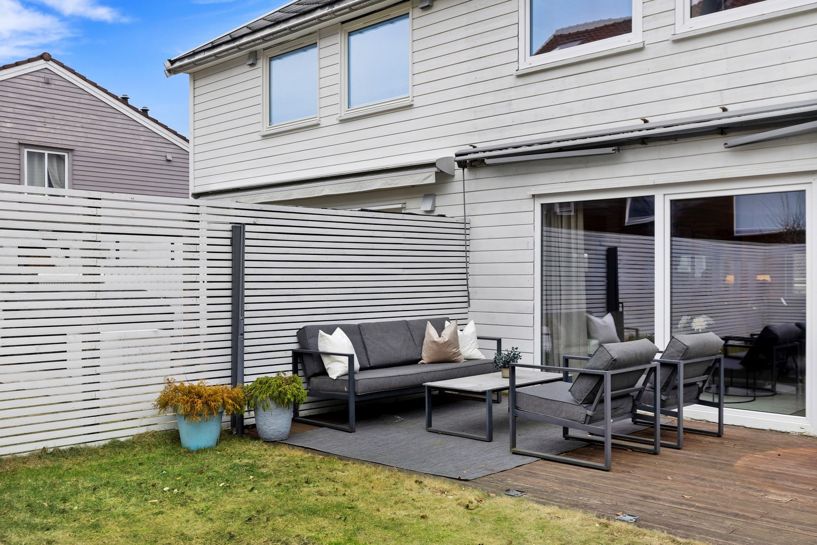 Skjermet uteområde med ettermiddagssol. Galleribilde