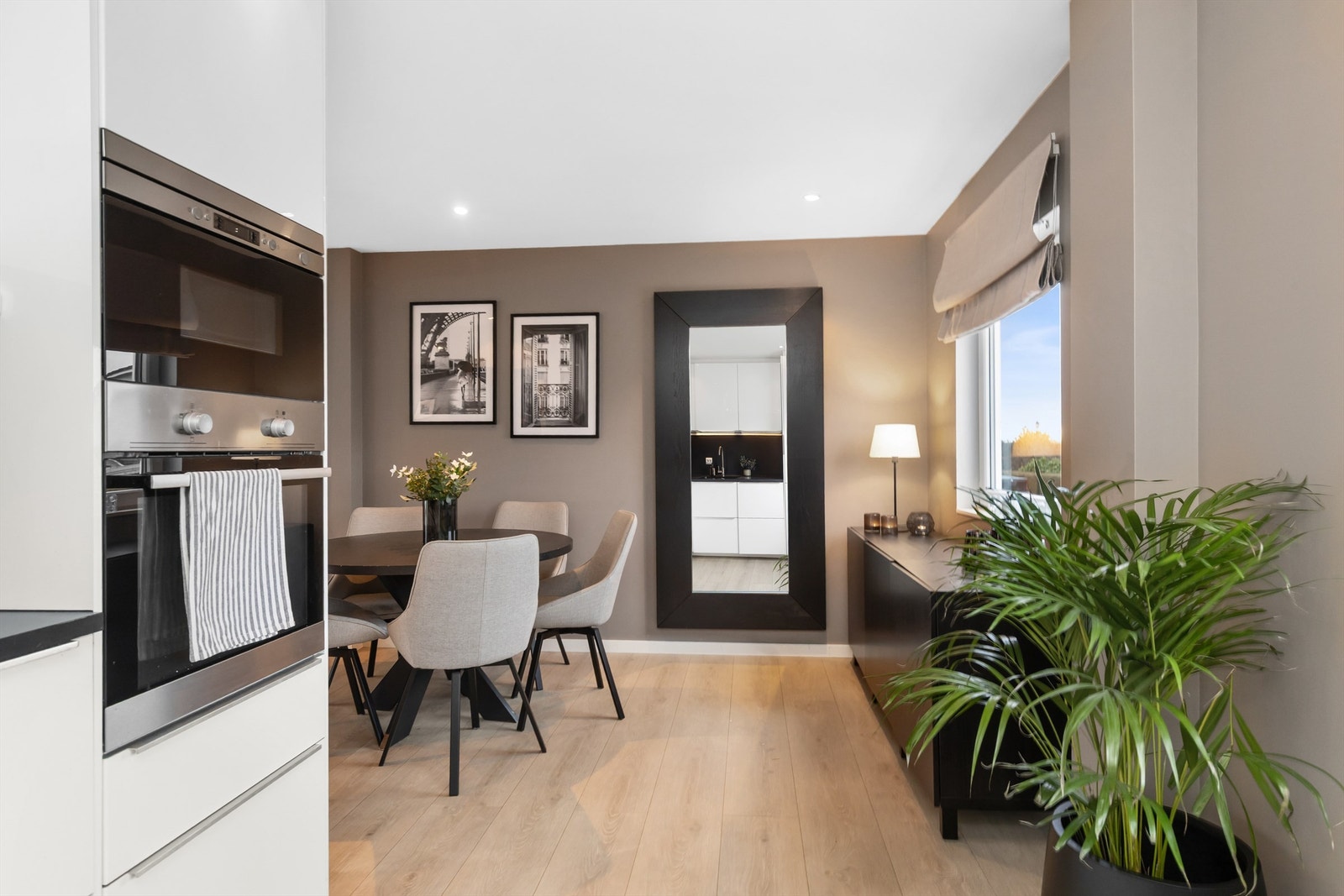 Kjøkkenet har en praktisk utforming med god benke- og skapplass. Galleribilde