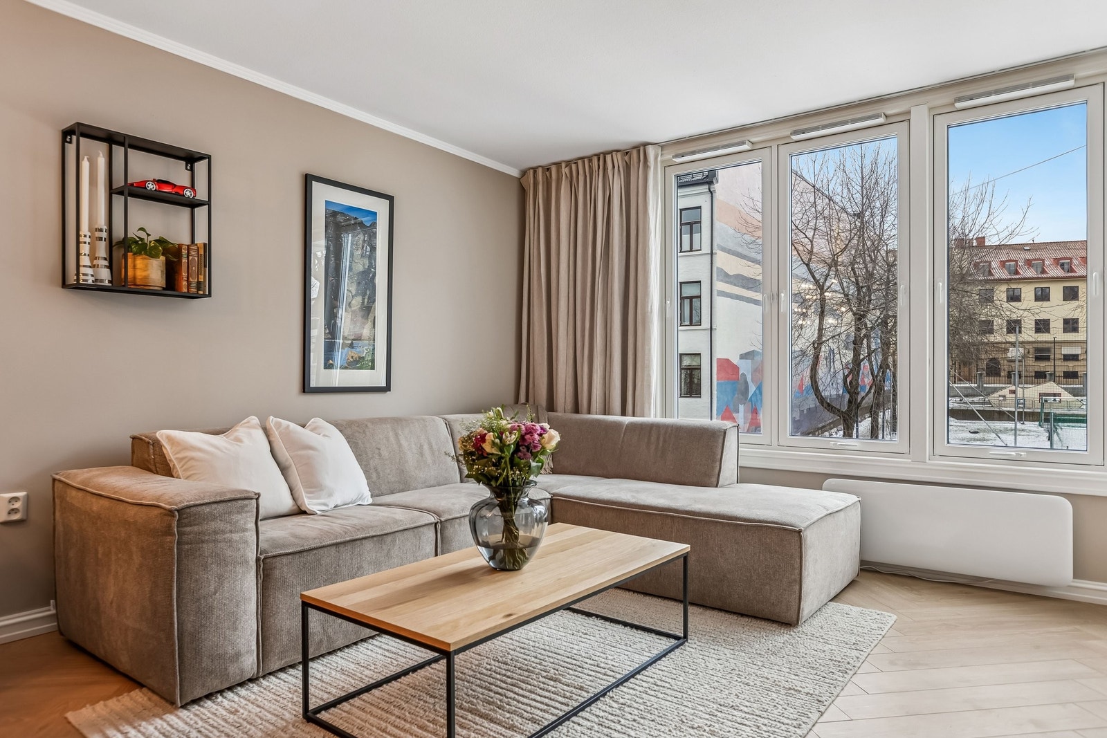 I stuen er det god plass til sofagruppe med tilhørende sofabord, tv-benk og tv. Galleribilde