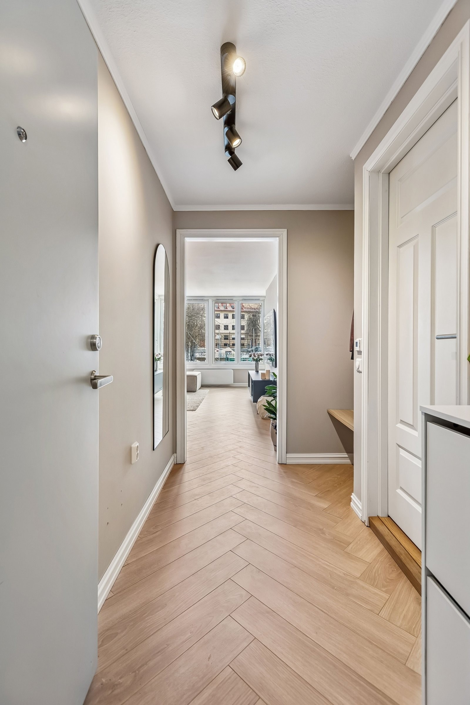 Inngangsparti/gang. Fiskebeinlaminat fra 2025 i hele leiligheten. Galleribilde